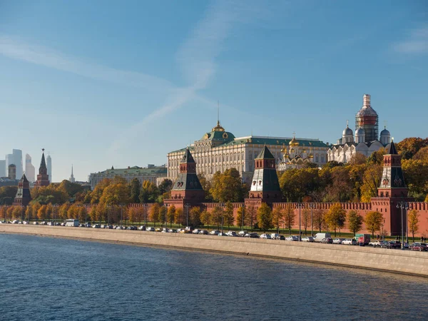Soleado verano día moscow río bahía kremlin panorama  . — Foto de Stock