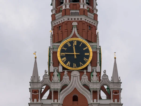 Relógio principal do Kremlin de Moscou chamado Kuranti na Torre Spasskaya 12 horas. Praça Vermelha . — Fotografia de Stock