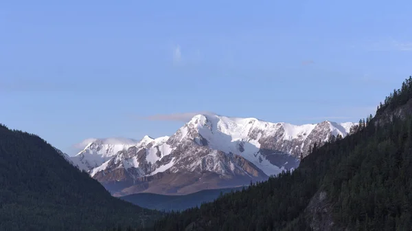 Красивий зимовий пейзаж з засніженими гірськими вершинами — стокове фото