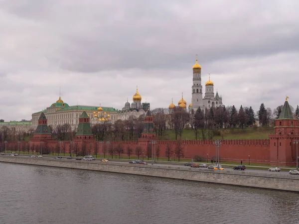 Jour d'été ensoleillé baie de la rivière Moscou Kremlin panorama  . — Photo