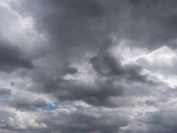 Graue und dunkle Gewitterwolken vor dem Sturm — Stockfoto