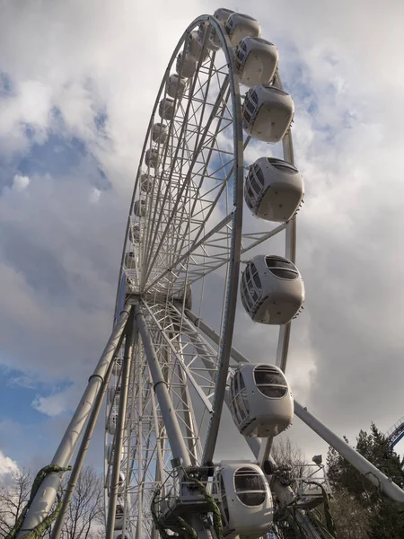 Atraktsion roue ferris coloré contre le ciel — Photo