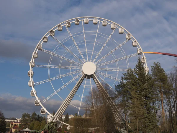 Atraktsion roda gigante colorida contra o céu — Fotografia de Stock