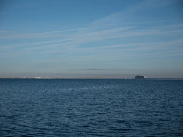 Het cruiseschip gaat op een reis vanuit de haven — Stockfoto