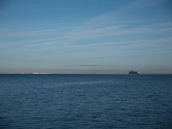 Круїзний корабель вирушає у подорож з порту — стокове фото
