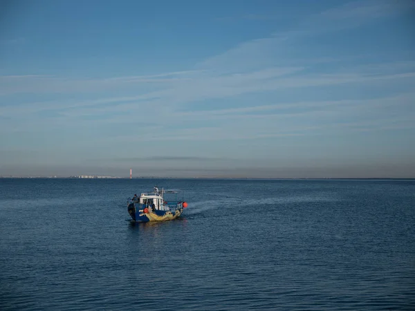 Motoros csónak vitorlás-távol a tenger hullámai — Stock Fotó