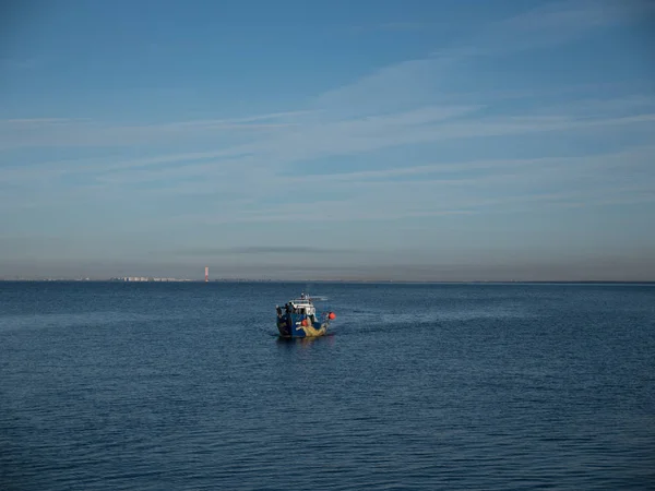 Motor boot varen weg op de golven van de zee — Stockfoto
