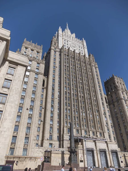L'edificio principale del Ministero degli Affari Esteri è uno dei famosi sette grattacieli, costruiti in stile stalinista a Mosca Russia — Foto Stock
