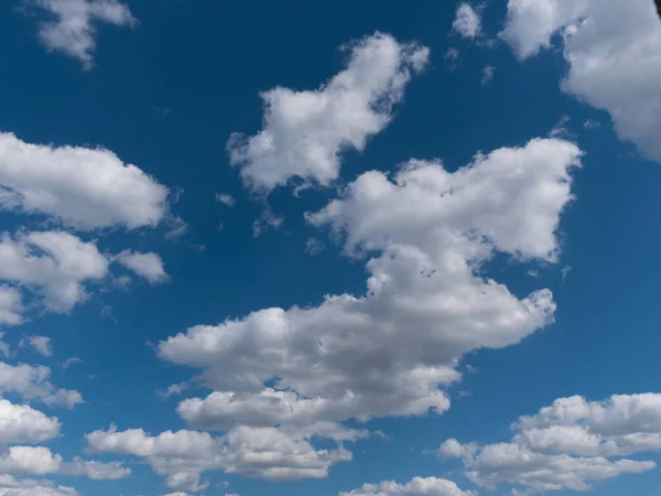 Piękne białe chmury na błękitnym niebie — Zdjęcie stockowe