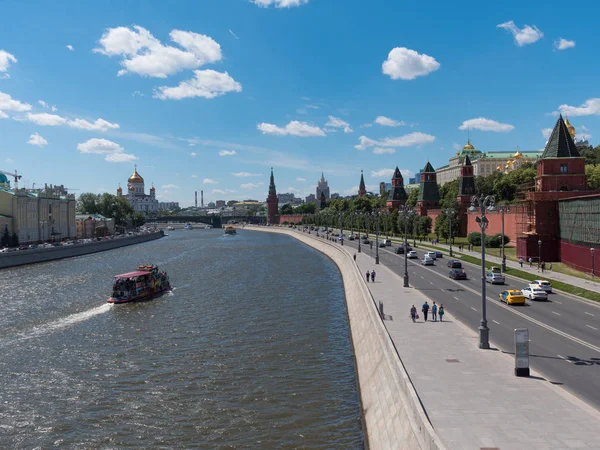 Słoneczny letni dzień Moscow River Bay Kremla Panorama . — Zdjęcie stockowe