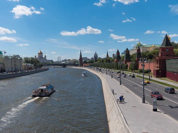 Soleado verano día moscow río bahía kremlin panorama  . — Foto de Stock