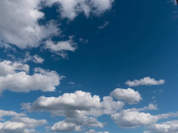 Belas nuvens brancas no céu azul — Fotografia de Stock