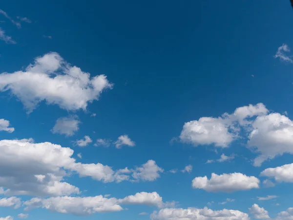Belas nuvens brancas no céu azul — Fotografia de Stock