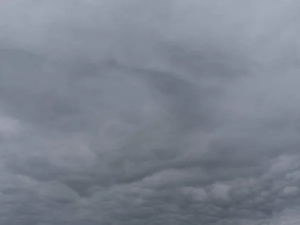 Graue und dunkle Gewitterwolken vor dem Sturm — Stockfoto