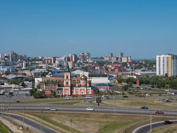 De stad Barnaul uitzicht op de stad en de kerk, Altai, Rusland — Stockfoto