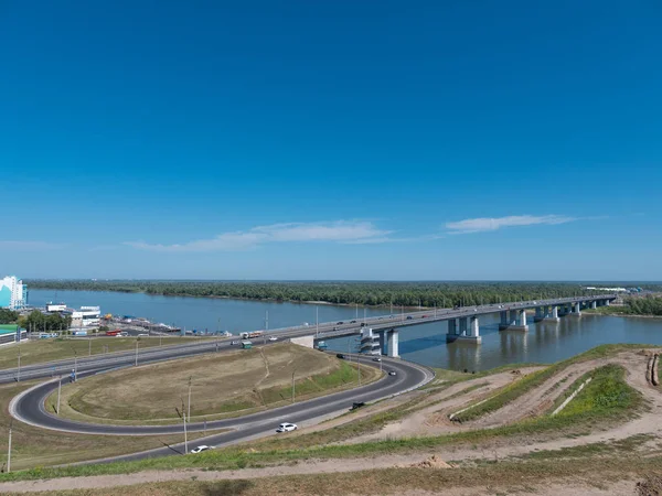 Brug met auto 's bij de ingang van Barnaul Rusland — Stockfoto