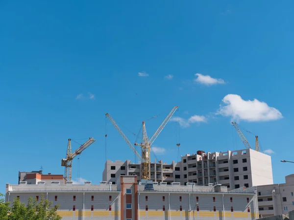 Construction site with many cranes against the sky — Stock Photo, Image