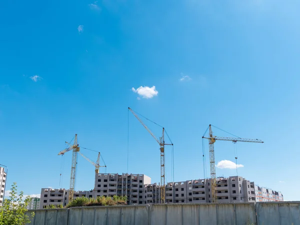 Construction site with many cranes against the sky — Stock Photo, Image