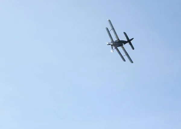 Doppeldecker mit Skiern statt Rädern gegen den Himmel. — Stockfoto