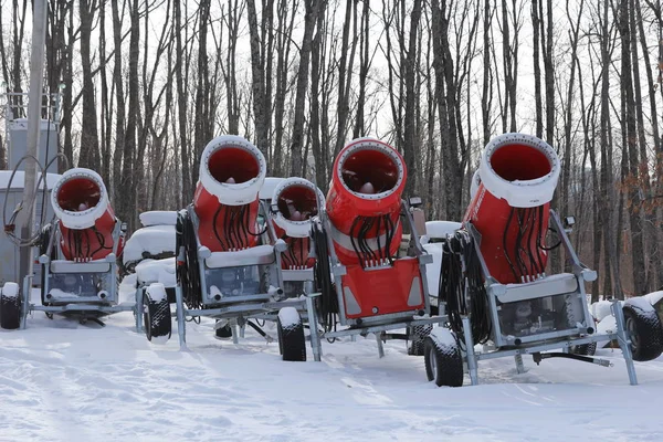 Snowmaking je výroba sněhu na sjezdovkách. — Stock fotografie