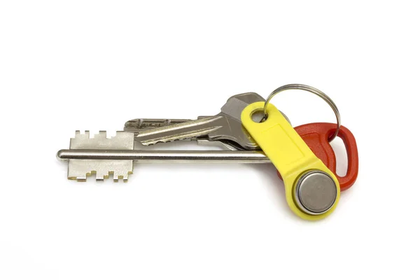 Keys to the apartment on white background. The concept of the popularity new housing — Stock Photo, Image