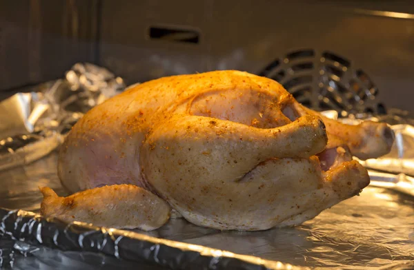 Vaření lahodné pečené kuře v troubě — Stock fotografie