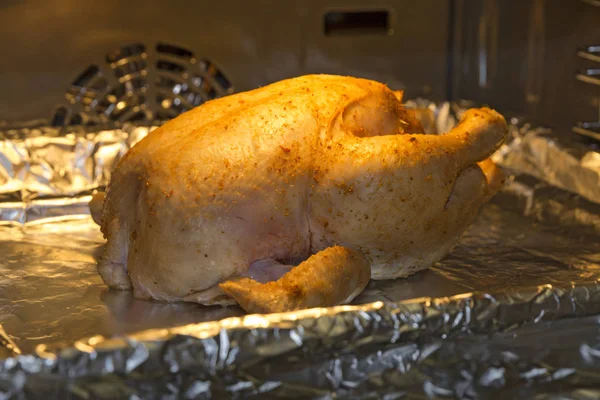 Köstliches gebratenes Hühnchen im Ofen kochen — Stockfoto