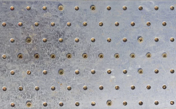 Konsistens av metallplattan med bultar och hål — Stockfoto