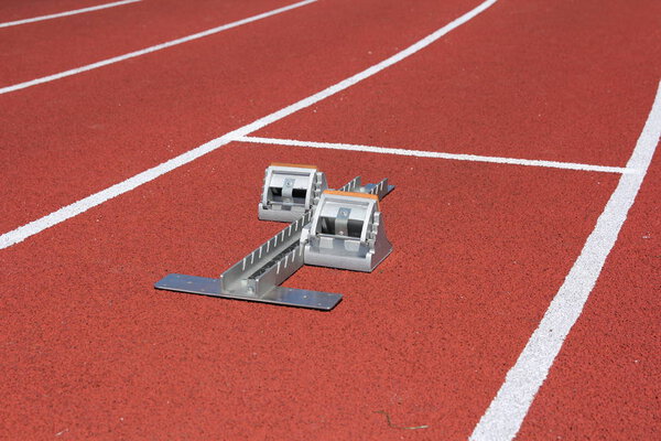 Стартовые блоки легкой атлетики на гоночной трассе
