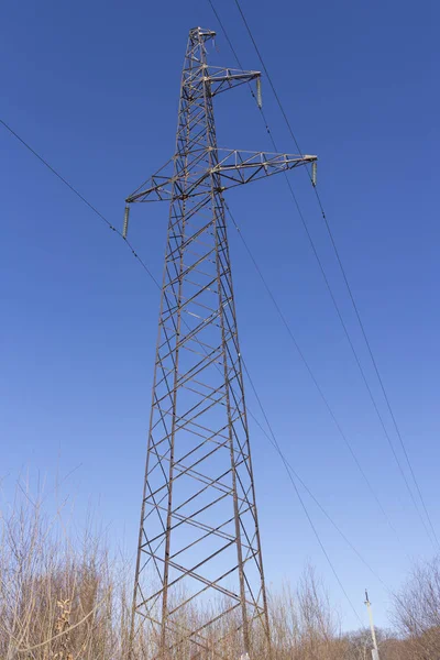 Hormigón poste eléctrico con cables contra el cielo — Foto de Stock