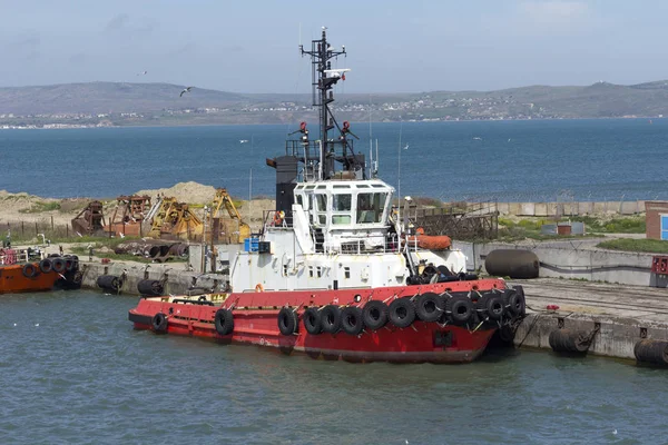Orange Rescue eller kustbevakningen patrullbåt i blått havsvatten — Stockfoto