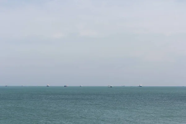 Un sacco di navi da carico nel porto marittimo — Foto Stock