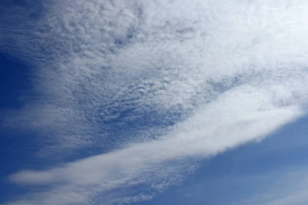 Hermoso cielo con nubes blancas fondo natural . — Foto de Stock