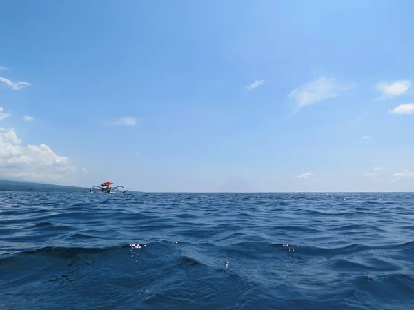 Traditionele vissersboten drijvend op de zee Bali, Indonesië — Stockfoto