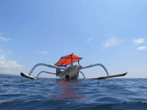 海に浮かぶ伝統的な漁船 バリ島, インドネシア — ストック写真