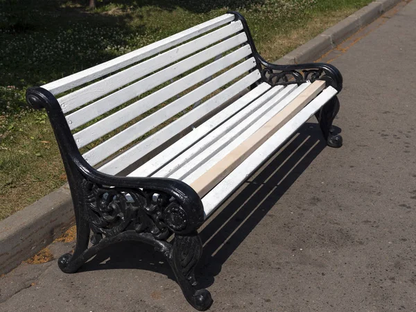 White wooden bench in the park on the street. — Stock Photo, Image