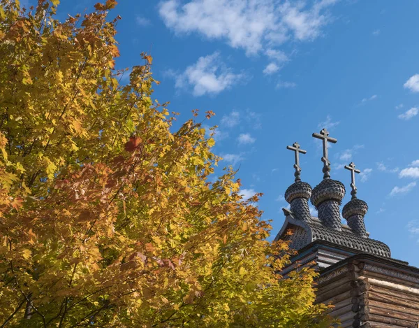 Осенний пейзаж с колокольней церкви в России — стоковое фото