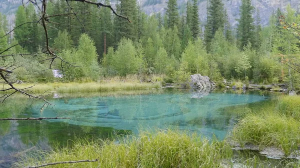 Incredibile lago geyser blu nelle montagne di Altai, Russia — Foto Stock