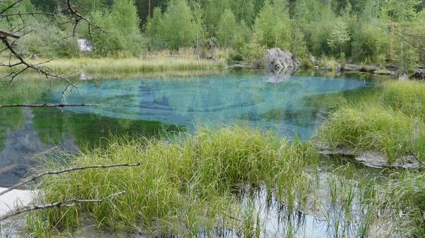 Incredibile lago geyser blu nelle montagne di Altai, Russia — Foto Stock