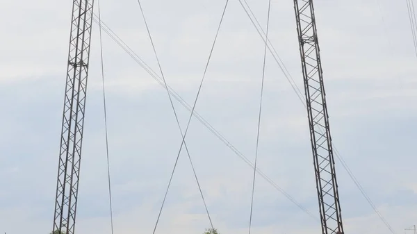 Cielo nuvoloso mattina e una linea ad alta tensione — Foto Stock