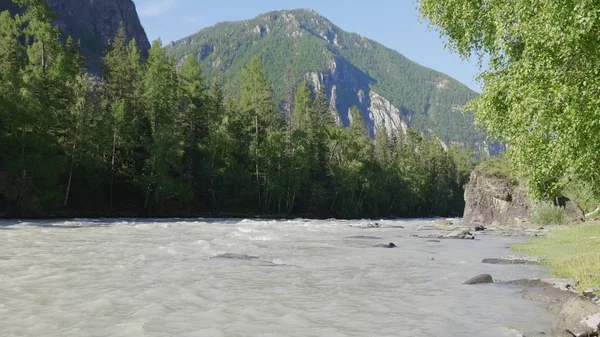 Golven, nevel en schuim, rivier de Katun in de Altai bergen. Siberië, Rusland — Stockfoto