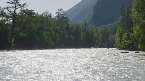 Golven, nevel en schuim, rivier de Katun in de Altai bergen. Siberië, Rusland — Stockfoto