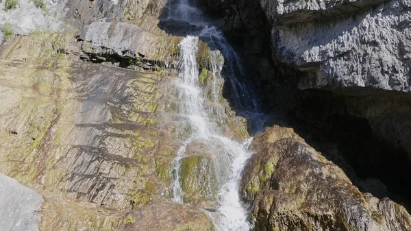 Grande bella cascata scorre lungo le montagne rocciose — Foto Stock