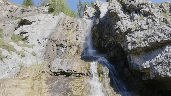 Большой красивый водопад стекает с гор скал — стоковое фото