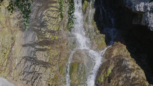 Grande bella cascata scorre lungo le montagne rocciose — Foto Stock