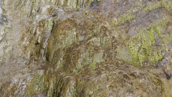 Großer schöner Wasserfall fließt die Felsen hinunter — Stockfoto