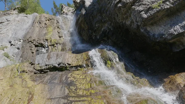 Большой красивый водопад стекает с гор скал — стоковое фото