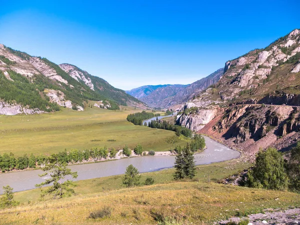 Ondas, spray e espuma, rio Katun nas montanhas Altai. Sibéria, Rússia — Fotografia de Stock