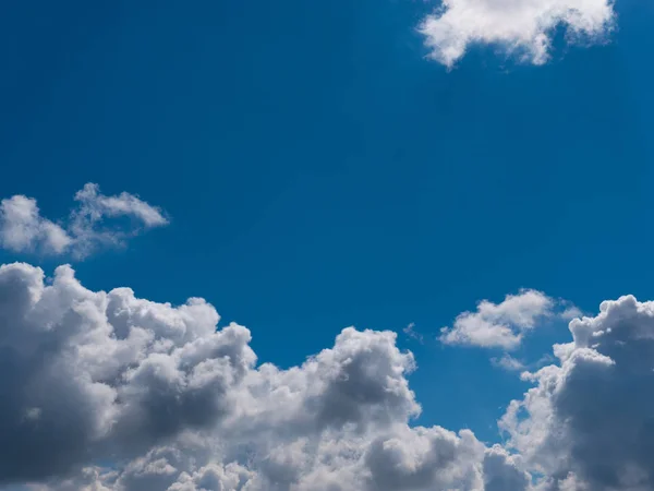 Hermosas formas diversas nubes en el cielo alto — Foto de Stock