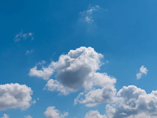 Hermosas formas diversas nubes en el cielo alto — Foto de Stock